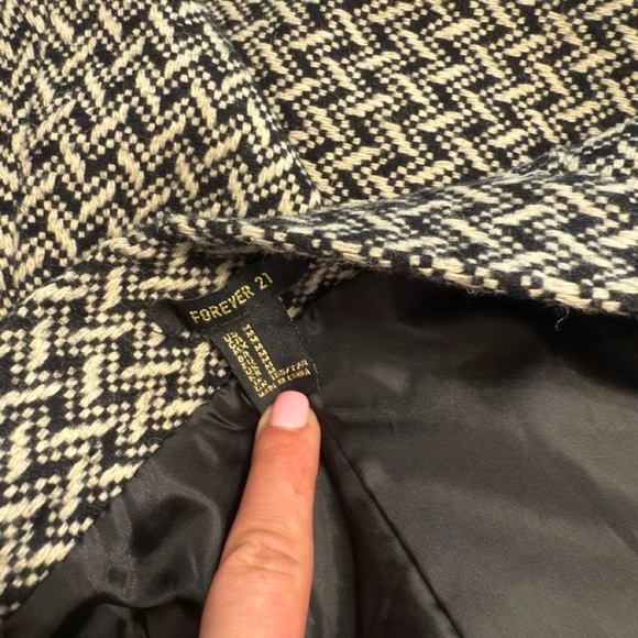 5/$25 Forever 21 Black and White A-Line Mini Skirt - Picture 4 of 4